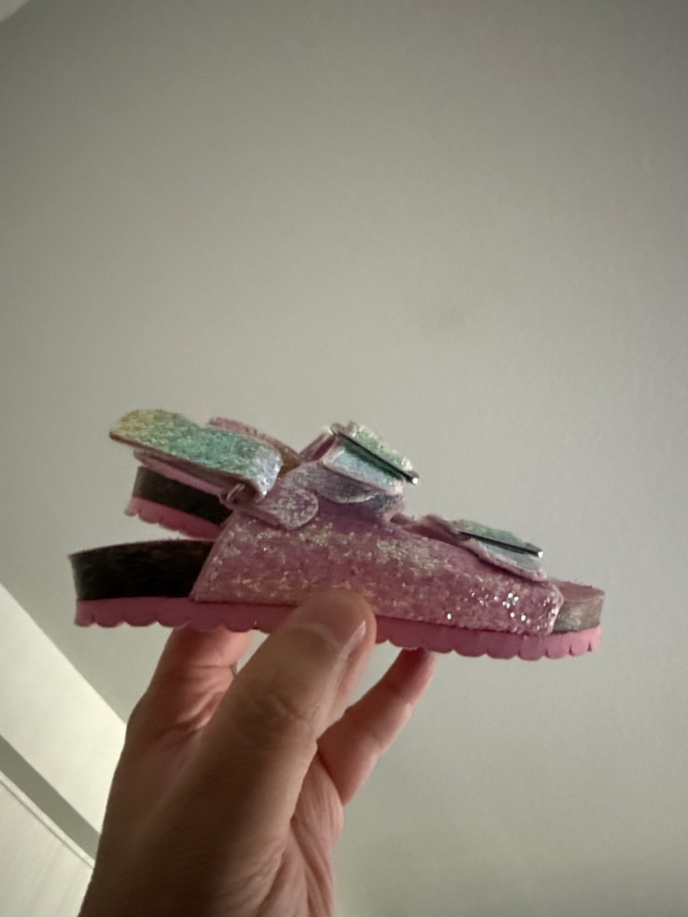Harper Canyon Girls Sparkle Pink Glitter Buckle Sandals.
Size 6 - Picture 9 of 10